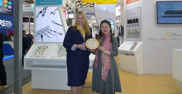 On behalf of HARTING China, General Manager, Dr. Ellen McMillan (left in the picture) received the award from Ms Mary Yu, Vice General Manager of Gongkong