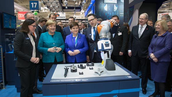 Smart production: Germany’s Chancellor Dr. Angela Merkel learned about the potentials of human/robot collaboration at the SCHUNK booth.